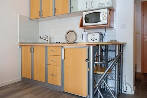 Køleskab, mikrobølgeovn, brødrister, køkkentøj/tallerkener/redskaber