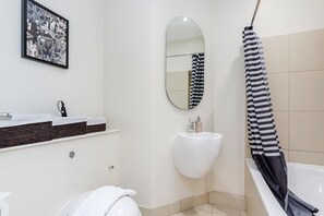 Combined shower/bathtub, hair dryer, towels, shampoo