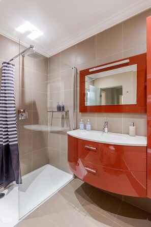 Ensemble douche/baignoire, sèche-cheveux, serviettes fournies, shampoing