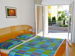 2 bedrooms, iron/ironing board, internet, bed sheets