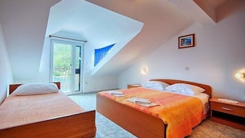1 slaapkamer, een strijkplank/strijkijzer, internet, beddengoed