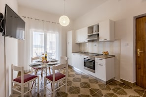 Frigorífic, forn i utensilis de cuina, vaixella i coberteria 