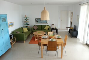 Smart-TV, Bücher, Musikbibliothek, Videothek
