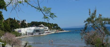 Una spiaggia nelle vicinanze
