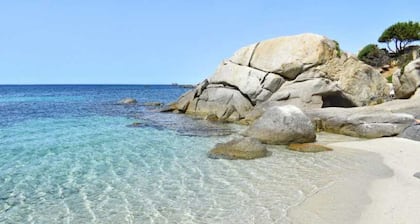 Ylellinen huvila meren rannalla: helmi asetettu lahden Cala Caterina, Villasimius