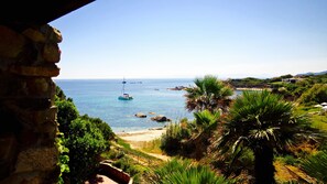 På stranden og solsenger