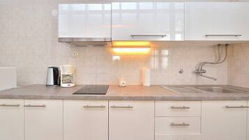 Geladeira, micro-ondas, talheres/pratos/utensílios de cozinha