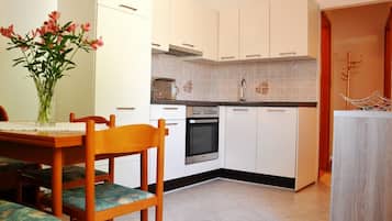 Kühlschrank, Ofen, Kochgeschirr/Geschirr/Besteck