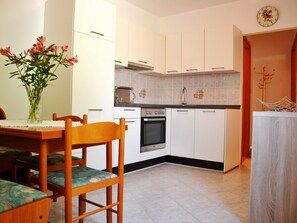 Refrigerador, horno y utensilios de cocina 