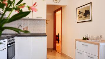 Refrigerador, horno y utensilios de cocina