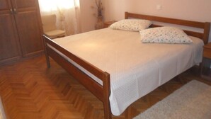 3 bedrooms, iron/ironing board, Internet, bed sheets - Apartments and rooms Josipa, (13905), Palit, hr (Palit)