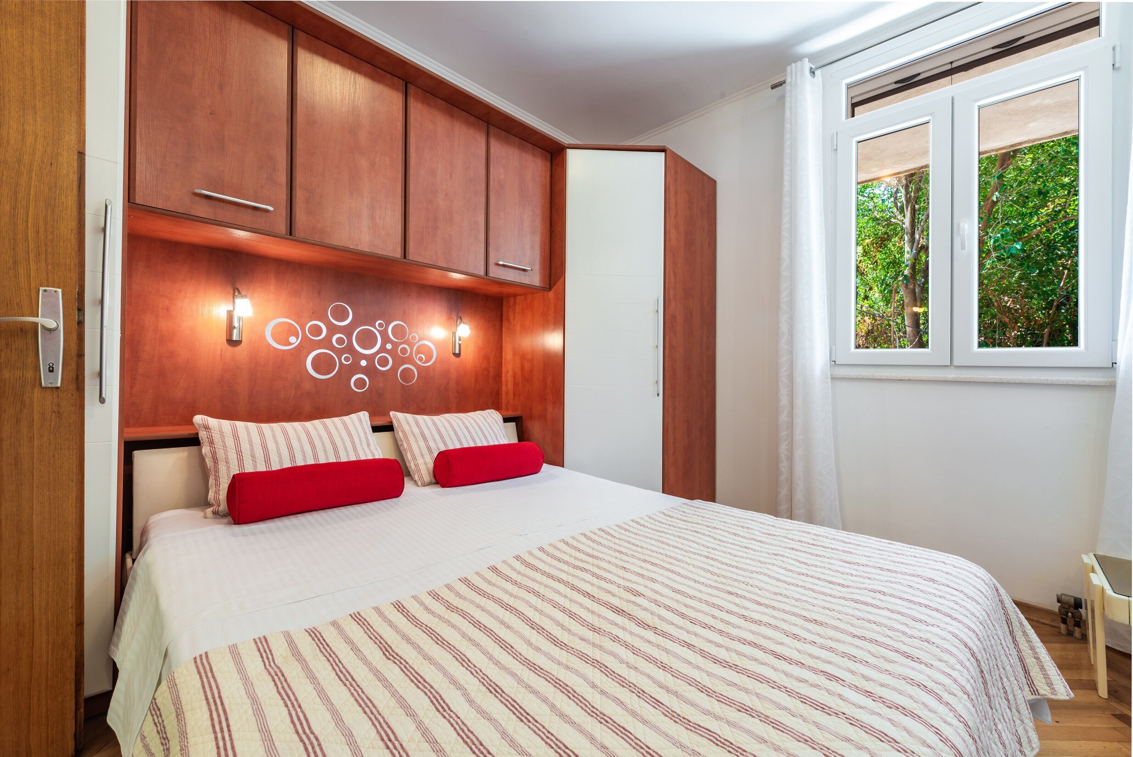 2 bedrooms, iron/ironing board, Internet, bed sheets
