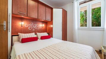 2 bedrooms, iron/ironing board, Internet, bed sheets