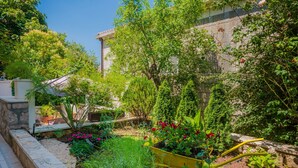 Property grounds - Apartments Lia, (2257), Dubrovnik, hr (Dubrovnik)