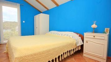 2 bedrooms, internet, bed sheets