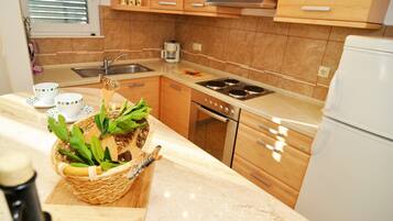 Réfrigérateur, un four, grille-pain, vaisselle et ustensiles