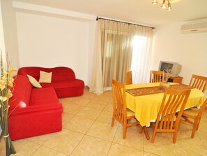 TV - Apartments Nikola, (11826), Seget Vranjic, hr (Seget Vranjic)