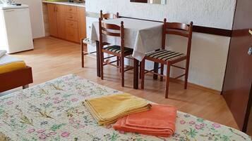 1 habitación, internet y ropa de cama