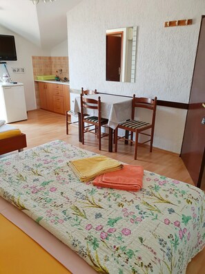 1 sovrum, internet och sängkläder