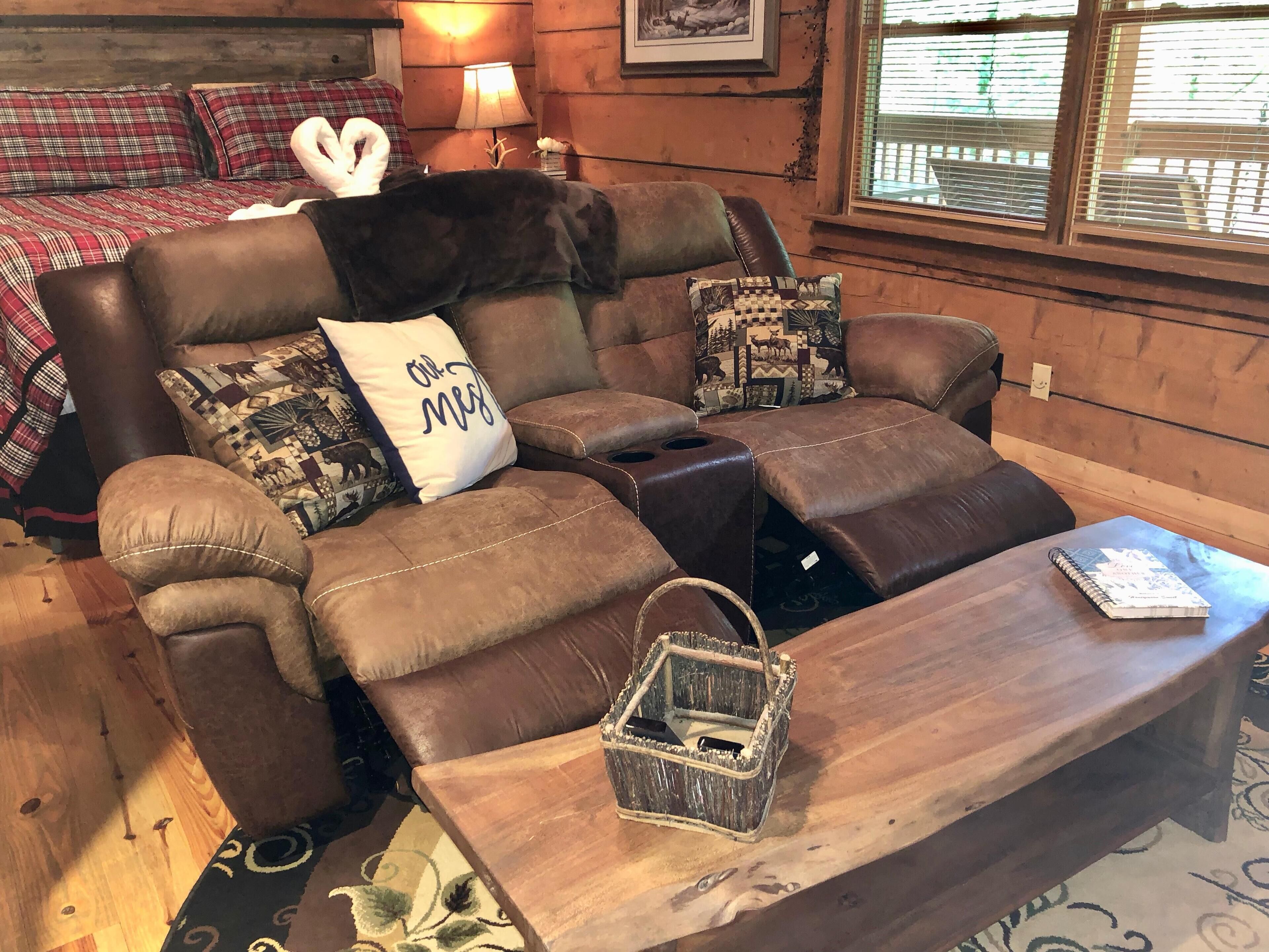 Cabin, 1 King Bed (Honeymoon Sweet) | Living room