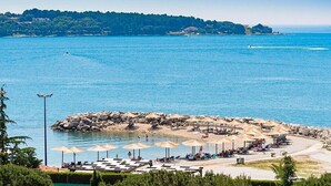 Beach nearby - Apartments Bojan, (15154), Novigrad, hr (Novigrad)