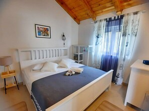 4 bedrooms, bed sheets