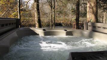 Outdoor spa tub