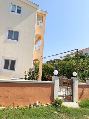 Property grounds - Apartments Maja, (14480), Sucuraj, hr (Sucuraj)