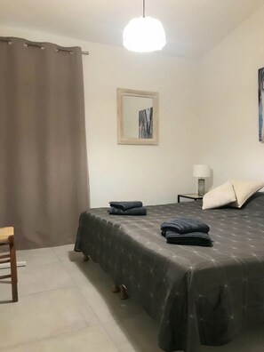 1 habitación, tabla de planchar con plancha y cuna de viaje