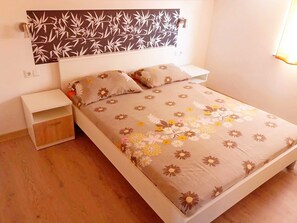 2 bedrooms, internet, bed sheets