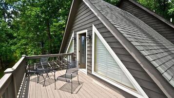 Cabin, 2 Queen Beds (Bear Haven) | Balcony view