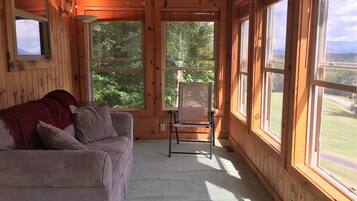 Cabin, 2 Queen Beds (Bear Haven) | Living area