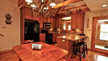 Cabin, 2 giường cỡ queen (Bear Haven) | Bếp riêng | Dụng cụ nấu nướng/bát dĩa/dao nĩa