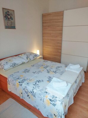 2 bedrooms, iron/ironing board, Internet, bed sheets