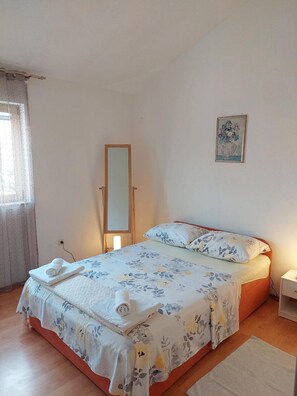 2 bedrooms, iron/ironing board, Internet, bed sheets