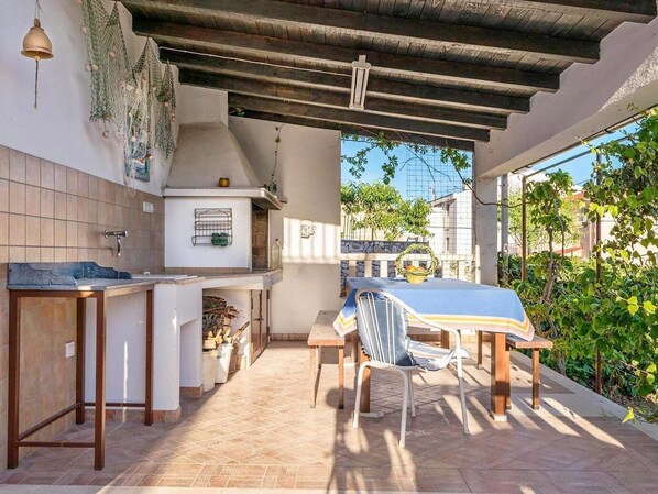 Outdoor dining - Apartments Branko, (14513), Okrug Gornji, hr (Okrug Gornji)