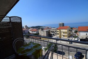 Outdoor dining - Apartments and rooms Jozo, (8194), Makarska, hr (Makarska)