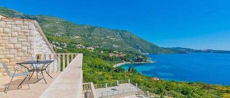 تناول الطعام بالخارج