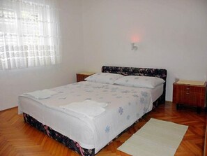 3 bedrooms, internet, bed sheets
