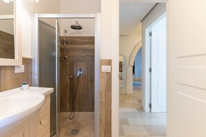 Dusche, Haartrockner, Bidet, Handtücher