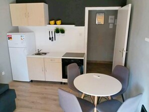 冷蔵庫、調理器具と食器