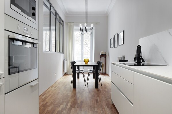 Fridge, microwave, oven, stovetop