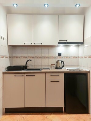 Fridge, cookware/dishes/utensils