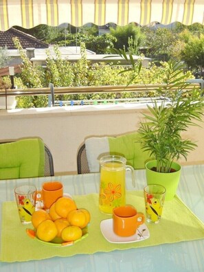 Outdoor dining - Apartment Frane, (15022), Kaštel Novi, hr (Kaštel Novi)