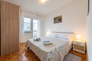 2 bedrooms, internet, bed sheets