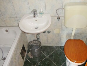 Bathtub - Apartments Ante, (11859), Vinišće, hr (Vinišće)