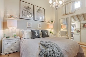 2 bedrooms, iron/ironing board, free WiFi - CASA UCCELLINI Apartment with a Romantic Terrace (Lucca)