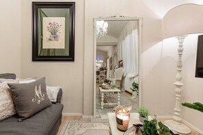 TV - CASA UCCELLINI Apartment with a Romantic Terrace (Lucca)