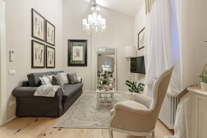 TV - CASA UCCELLINI Apartment with a Romantic Terrace (Lucca)