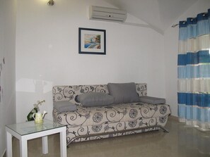 TV - Apartments Antonija, (12169), Stari Grad, hr (Stari Grad)